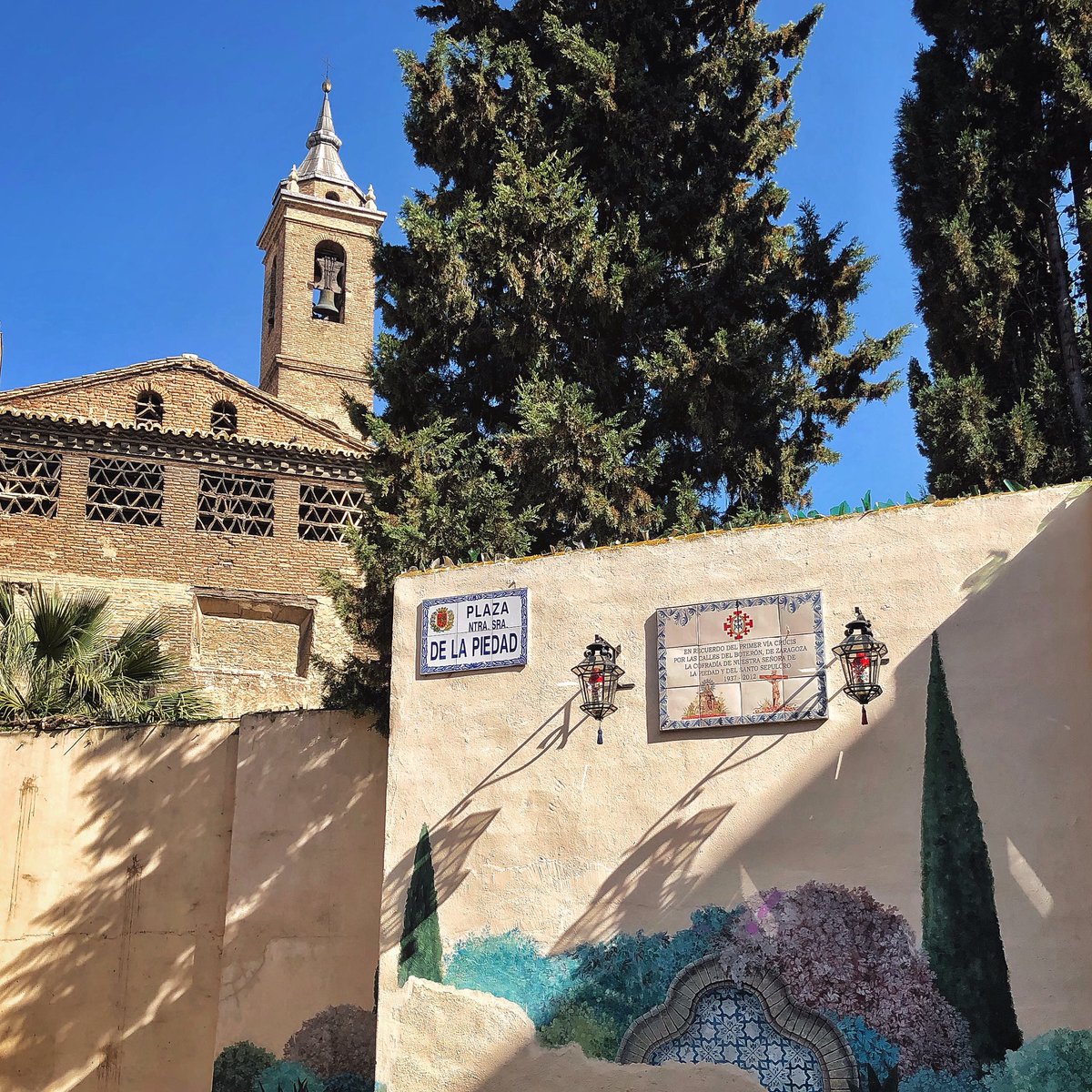 lapiedad_zgz's tweet photo. Desde el Domingo de Ramos y durante toda la Semana Santa permanecen encendidos los dos faroles de la Plaza de Nuestra Señora de la Piedad, junto a la Iglesia de San Nicolás de Bari.

#lapiedadestaenlacalle #siemprejuntospiedad #semanasanta2021 https://t.co/OrMlj0YHZW