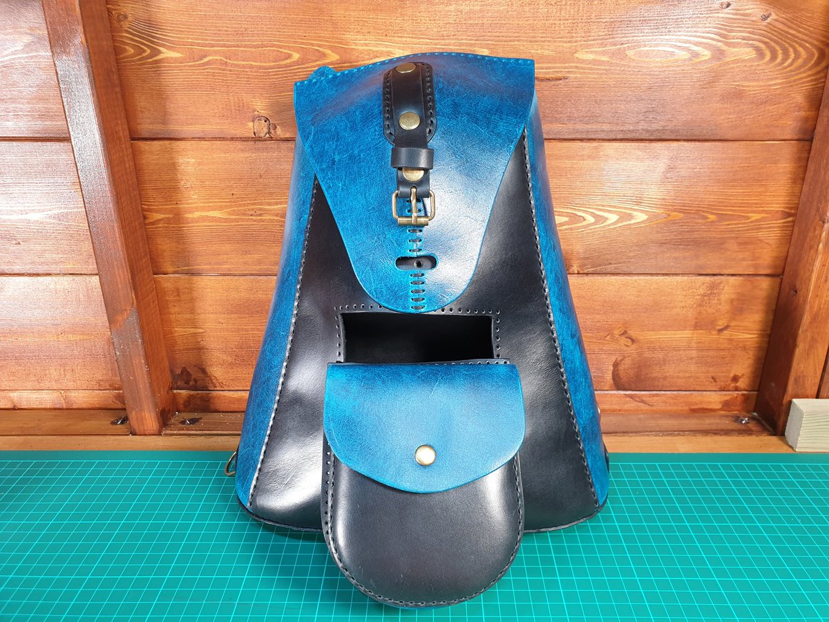 Almost finished the Atomic Backpack using the pattern form the awesome Tony See @dieselpunk.ro 
This backpack is going to look fantastic when its finished. I really love the colour combination with the blue and the black leather.
#leatherwork #leathercraft #backpack