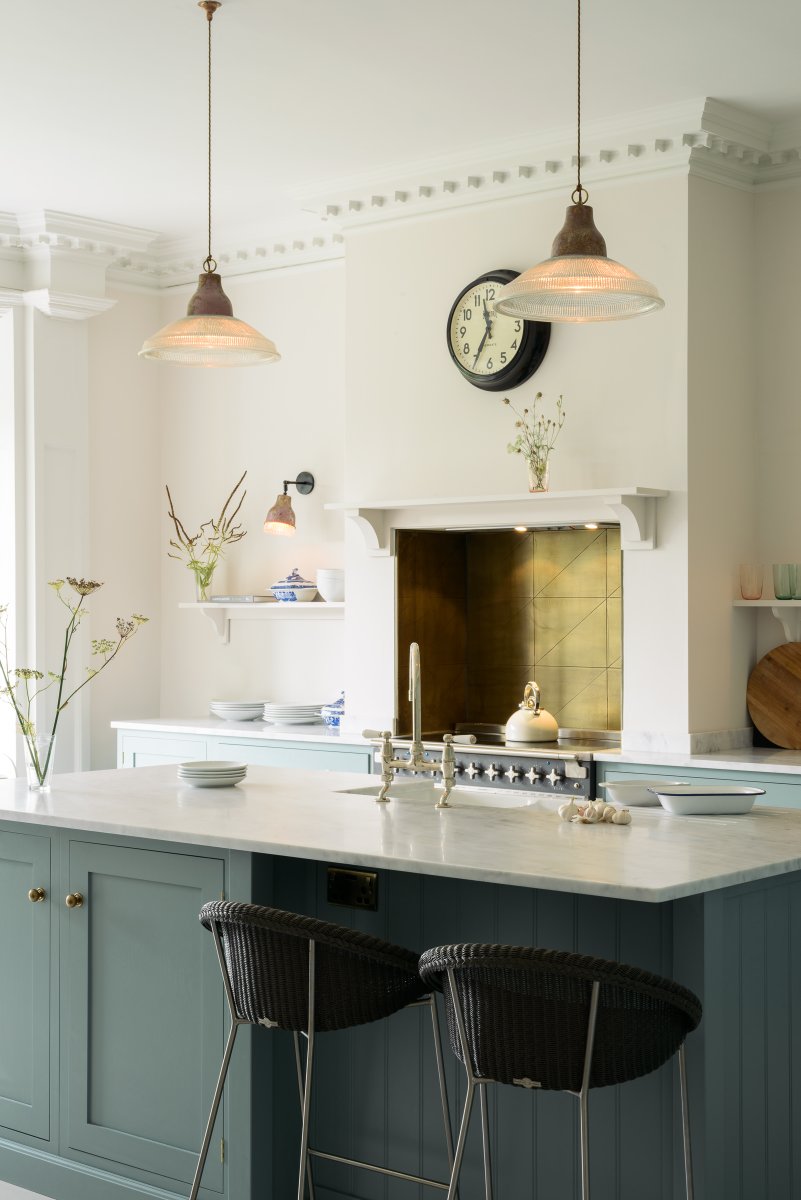 deVOLKitchens's tweet image. #KitchenTour: Moving the kitchen from the front of the house to the back is no easy feat but wow, it was so worth it in here. The high ceilings, the coving, the light, what a perfect setting for our Shaker cupboards.

Get the full tour here - bit.ly/deVOLSouthWing… #Shaker