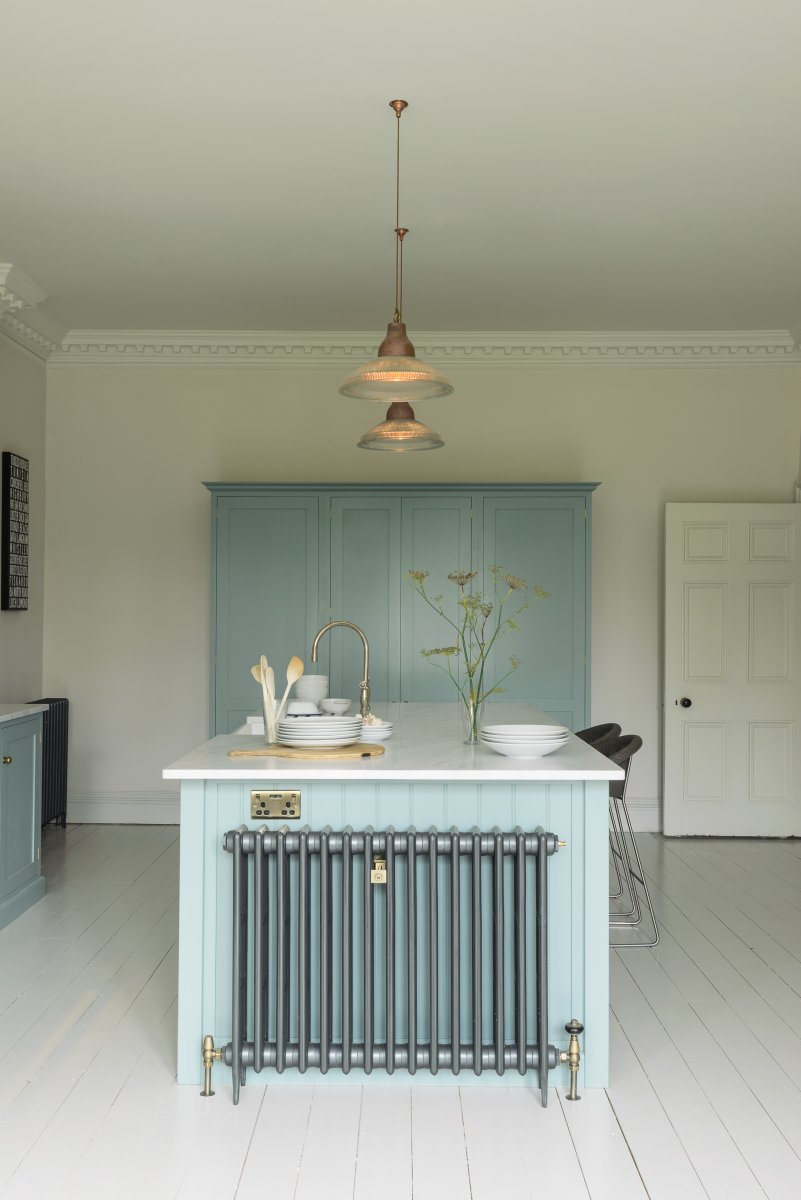 deVOLKitchens's tweet image. #KitchenTour: Moving the kitchen from the front of the house to the back is no easy feat but wow, it was so worth it in here. The high ceilings, the coving, the light, what a perfect setting for our Shaker cupboards.

Get the full tour here - bit.ly/deVOLSouthWing… #Shaker