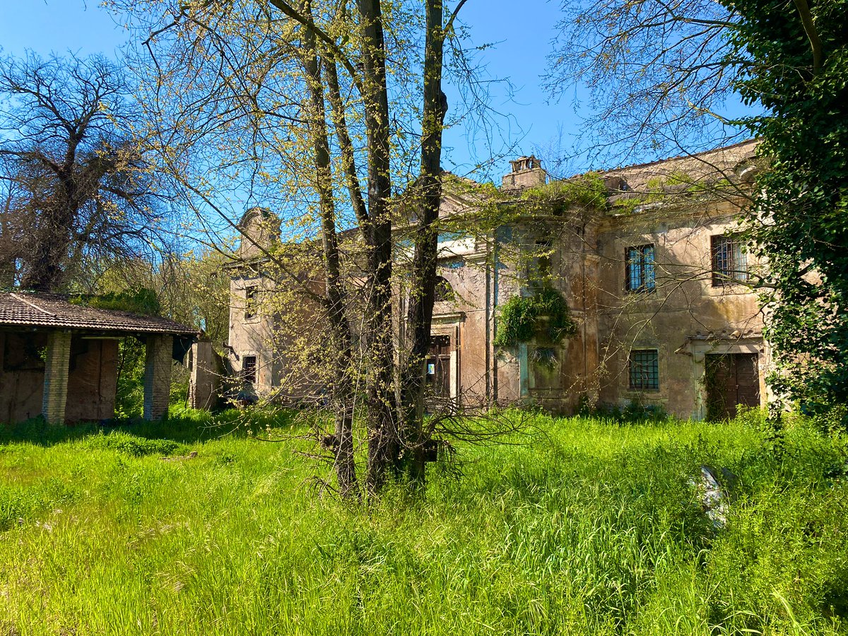 From the Parco degli Acquedotti, we had to get off the beaten path to reach the Parco della Caffarella. We took a wrong turn once or twice, but we were always greeted by something special, from a wonderful old bridge to some amazing abandoned villas!