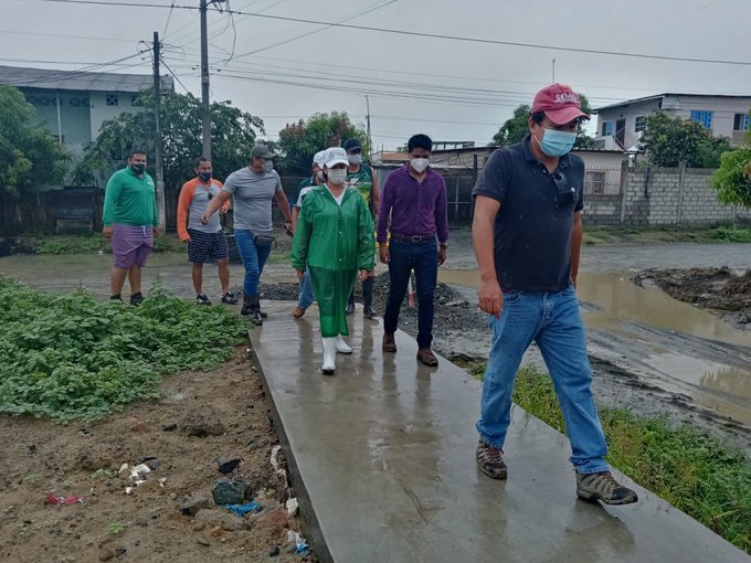 #EnVivo |<a href="/IngridZambranoZ/">Ingrid Zambrano - ALCALDESA DE SUCRE</a> : Un año hemos esperado por la culminación de trabajos en la vía de ingreso a Bahía de Caráquez. Exigimos que <a href="/Lenin/">Lenín Moreno</a> <a href="/martinezjg/">Gabriel Martínez Castro</a> @ObrasPublicasEc cumplan 

🎙️En <a href="/aldia_opinionec/">Al Día</a> por maxtvonline.com/canal-online/ Canal 14: TVCABLE/ CNT/ CLARO