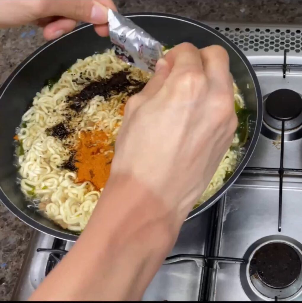 hourly jeno 👑 tweet media