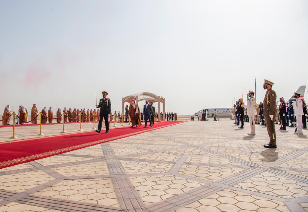 رئيس وزراء #العراق يصل العاصمة #الرياض وسمو #ولي_العهد في مقدمة مستقبليه.