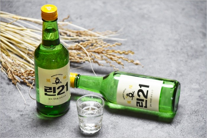 린 21 제대로 즐기는 방법

1. 상온에 보관하세요.차가워도 맛있지만, 상온(15 – 25 도)으로 드실 때최적의 맛과 향을 느낄 수 있습니다.
2. 천천히 음미해보세요.풍미 가득한 보리소주 입니다.한 모금씩 천천히 맛과 향을 음미해보세요.