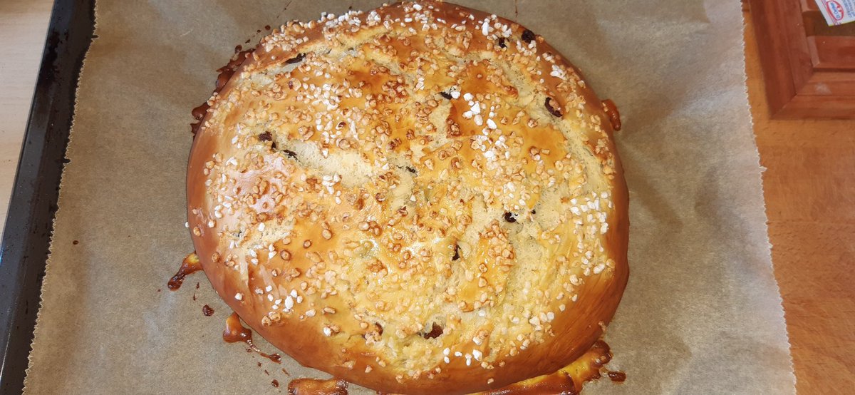 THerzlieb's tweet photo. Oh wow riecht das lecker und es ist perfekt aufgegangen. Das kommt gleich, wenn es ein wenig abgekühlt ist, in den Rucksack. Dann bringe ich es unseren Freunden die in Quarantäne sind. Schöne 6km hin und 6km zurück.
#timbackt
#dasperfektedinner
#Osterbrot https://t.co/PzCqVhPlRI