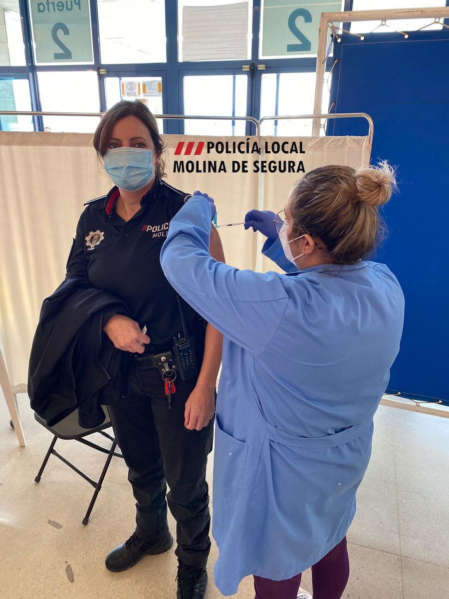 MolinaPolicia's tweet photo. La Policía Local 👮🏻‍♀️ 👮🏻‍♂️ de Molina de Segura  se #vacuna 💉 hoy de forma voluntaria con #AstraZeneca en el Pabellón de los Deportes de Murcia. En tres meses ✳️ la segunda dosis. https://t.co/feAF5AlqGo