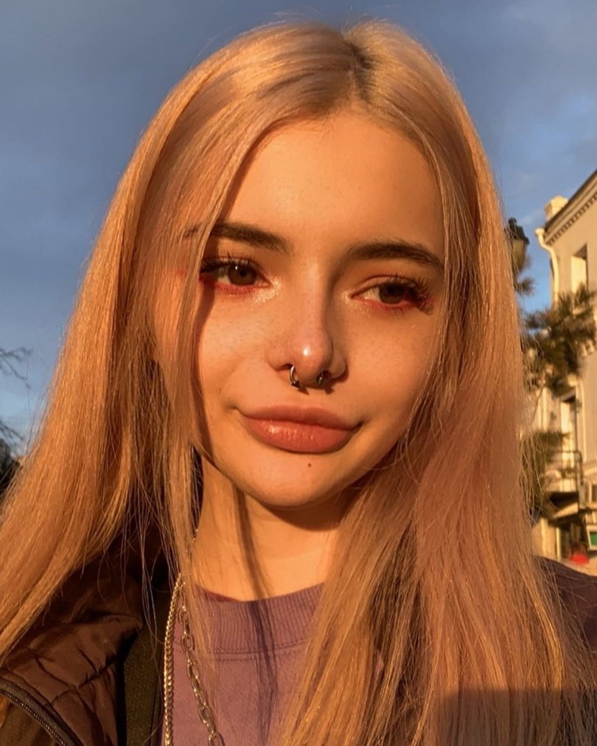 Cioby_Carol's tweet photo. Am mai băut o cafea mică cu lapte la 1 leu și o ciocolata calda la 1 leu nou românesc de la un magazin din centrul orașului, Slatina județul Olt și am mai fumat încă 4 țigări Pall Mall albastru lung dintr-un pachet de țigări Pall Mall albastru lung! https://t.co/yUH7TRDGCT