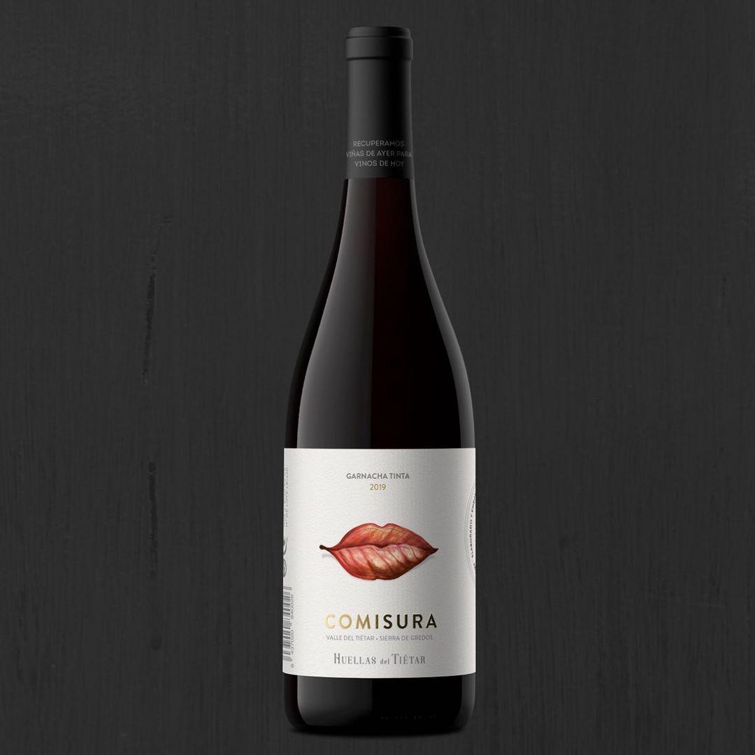 Te presentamos "Comisura", el vino tinto de <a href="/BHuellasTietar/">Bodega Huellas del Tiétar</a> que podría llamarse así por el sabor que deja al probarlo 😍