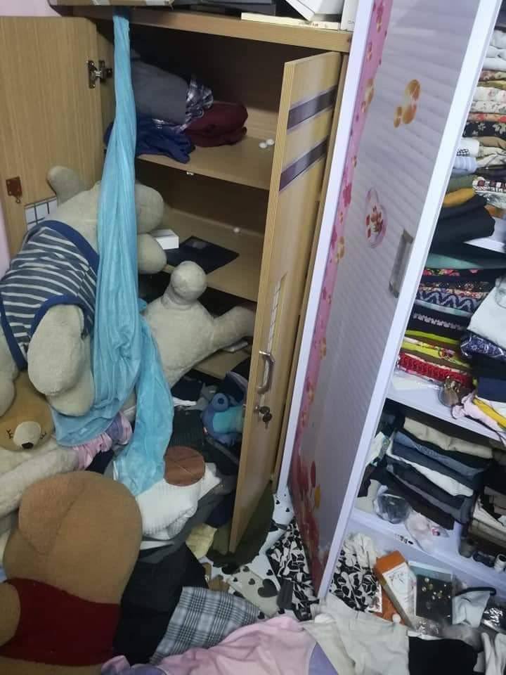 ThuZar10073282's tweet photo. Last night in NorthOkkalapa, the Junta(SAC) forcibly abducted four civilians from a house because of banging pots and pans. They stole all the gold, phones, and even money from piggy banks.
UNSC ACT NOW
#WhatsHappeningInMyanmar 
#Mar31Coup 
#forceavote 
#MilkTeaAlliance https://t.co/JNtygGz3Mj