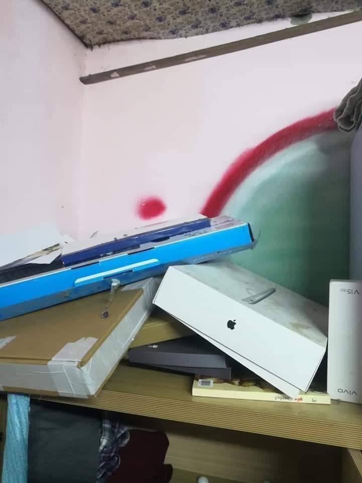 ThuZar10073282's tweet photo. Last night in NorthOkkalapa, the Junta(SAC) forcibly abducted four civilians from a house because of banging pots and pans. They stole all the gold, phones, and even money from piggy banks.
UNSC ACT NOW
#WhatsHappeningInMyanmar 
#Mar31Coup 
#forceavote 
#MilkTeaAlliance https://t.co/JNtygGz3Mj