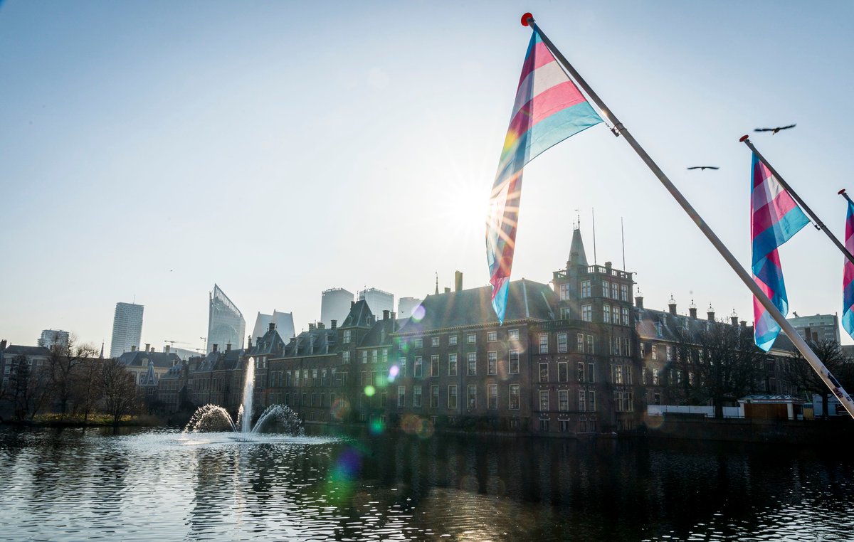 Newsroom070's tweet photo. Als 1e gemeente hees Den Haag op 31/3 de Transgendervlag. Blauwe &amp; roze staan symbool voor jongens en meisjes &amp; wit voor mensen die zich niet als man/vrouw identificeren, in transitie zitten, intersekse zijn of in proces van geslachtsverandering zitten https://t.co/BbG946EHMT https://t.co/CmOVE4qVrP