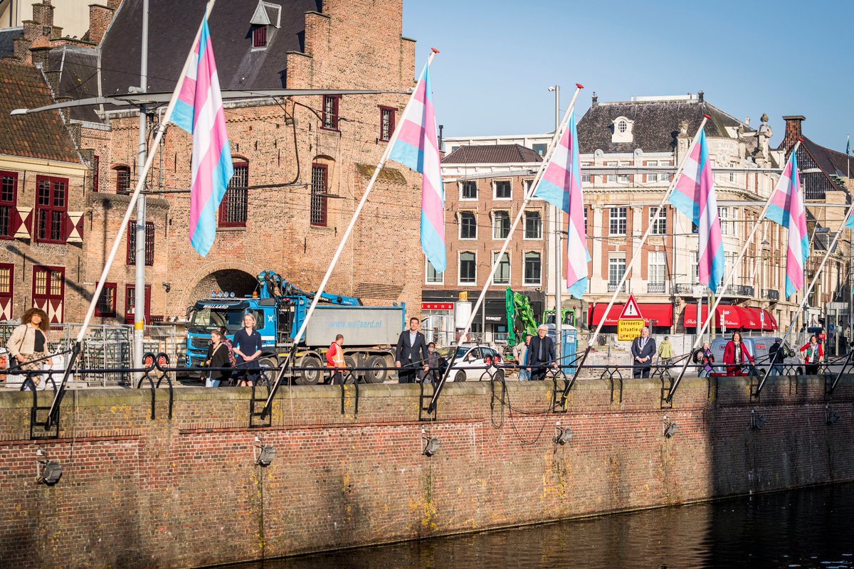 Newsroom070's tweet photo. Als 1e gemeente hees Den Haag op 31/3 de Transgendervlag. Blauwe &amp; roze staan symbool voor jongens en meisjes &amp; wit voor mensen die zich niet als man/vrouw identificeren, in transitie zitten, intersekse zijn of in proces van geslachtsverandering zitten https://t.co/BbG946EHMT https://t.co/CmOVE4qVrP