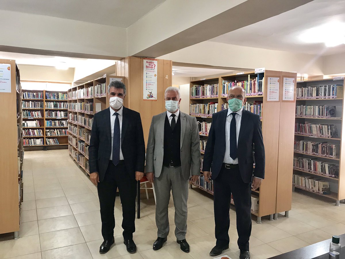 Kütüphaneler; insanlığın hafızası, hayal gücünün engin denizleridir.📚

İlçe MEM Ahmet Aslan ve Şube Müdürü <a href="/hakioglu_turhan/">Turhan HAKİOĞLU</a>, ‘Kütüphaneler Haftası’ münasebetiyle Kızıltepe Halk Kütüphanesini ziyaret ederek #Kızıltepe Belediyesi Başkan yard. Aydın Mavidemir ile bir araya geldi.