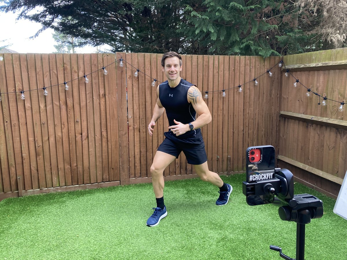 MingjieReporter's tweet photo. Staying active during lockdown can be a challenge.  Alex Crockford, a fitness trainer and online vlogger, might give you some inspiration for how to remain fit while working from home. #onlinefitness https://t.co/6CbW5ZO7sd https://t.co/vSbQJaX3a1
