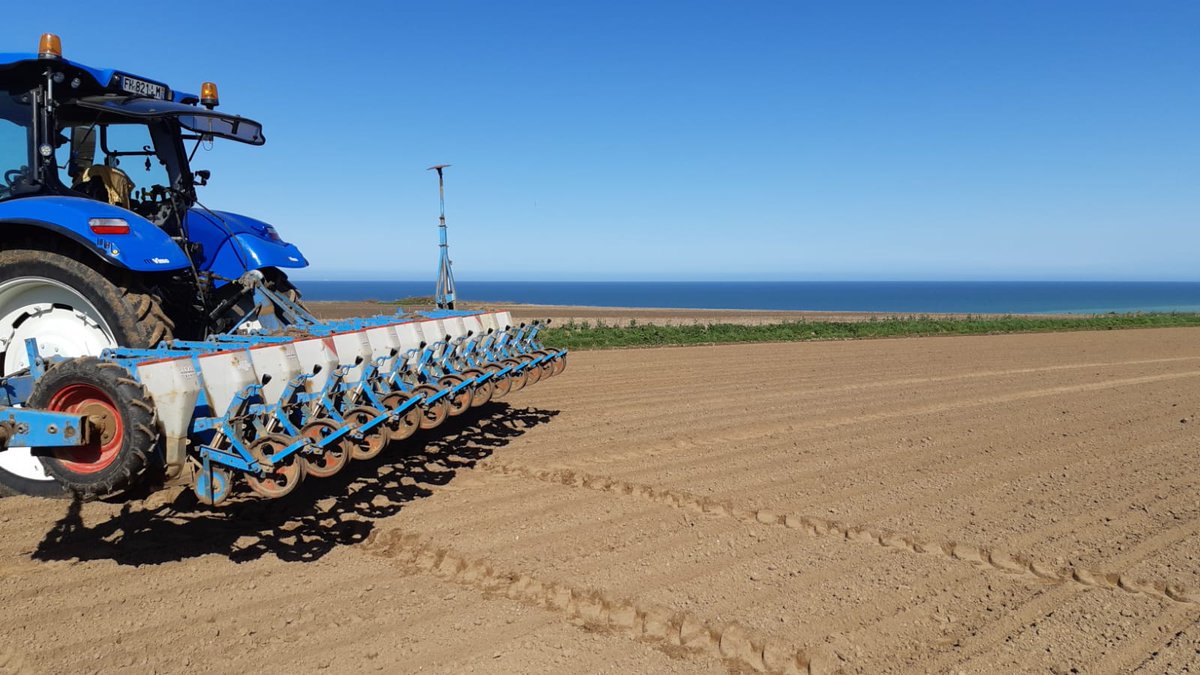 Etape importante qui conditionne la réussite de la culture, les #semis de betteraves se poursuivent. Ici, en #Normandie, le spectacle se déroule sur fond de mer !
