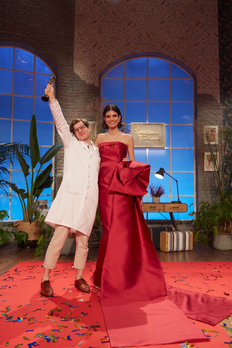 MaestrosCostura's tweet photo. 👗 @ancormdlc4 jamás podrá olvidar el momento en el que Nuria Rothschild entró al taller de #MaestrosDeLaCostura con su vestido 💖 https://t.co/CstKXjCPcZ