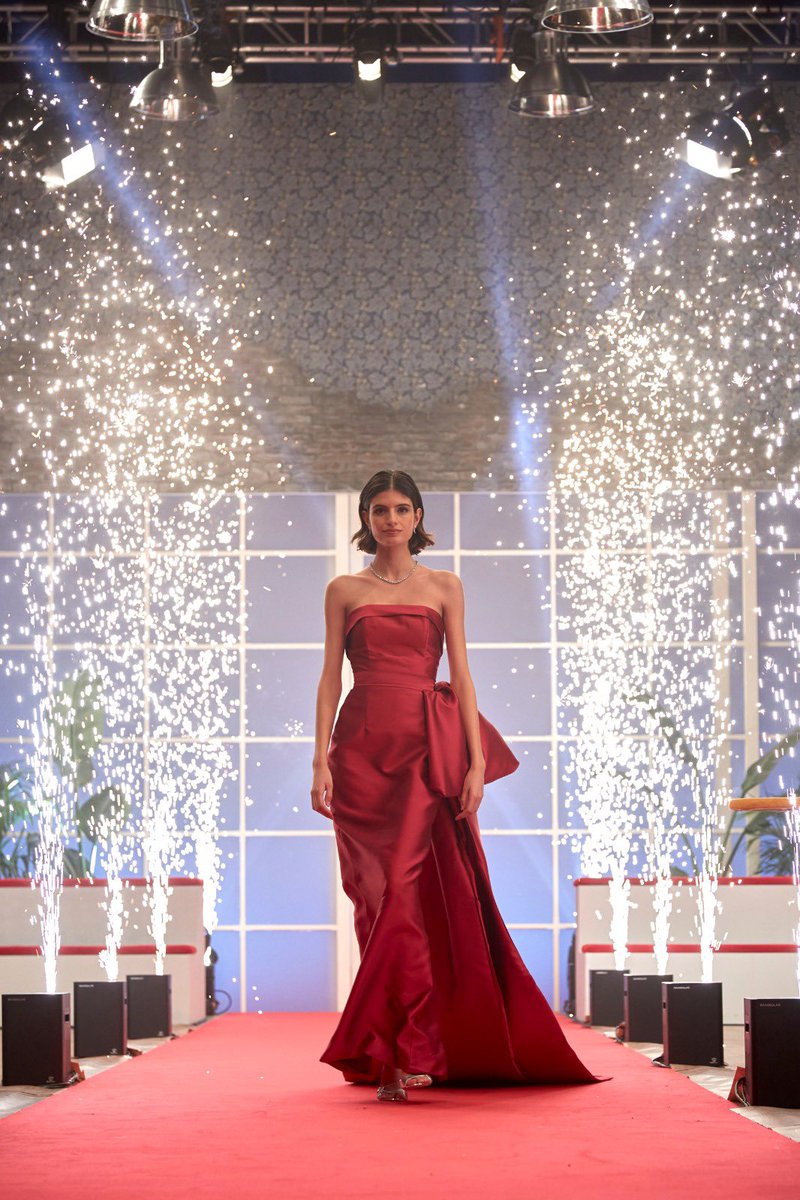 MaestrosCostura's tweet photo. 👗 @ancormdlc4 jamás podrá olvidar el momento en el que Nuria Rothschild entró al taller de #MaestrosDeLaCostura con su vestido 💖 https://t.co/CstKXjCPcZ