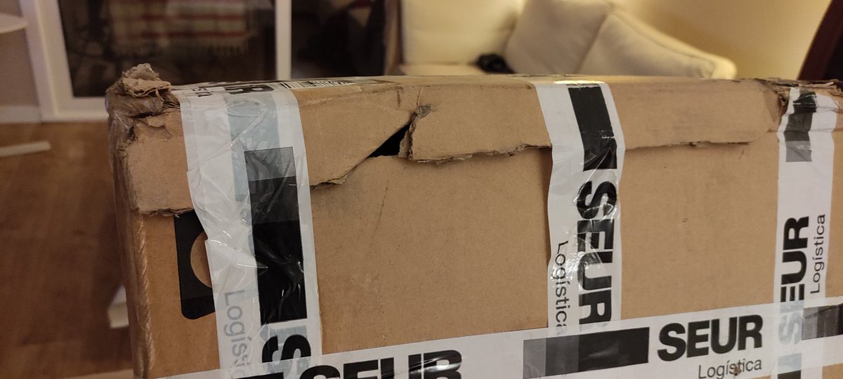 luispinguinus's tweet photo. @SEUR ahora entiendo el retraso por "gestión seur"... así tratan los paquetes, vino destrozado.
Menos mal que no había nada roto. 😡 https://t.co/JWmkBbj4uL
