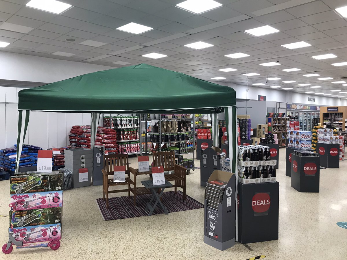 Atherstone Station Street looking fantastic ready for the Easter weekend and great weather ☀️😃 Well done Team Atherstone @grahamwren2 <a href="/ClaireKoziol/">Claire Koziol</a> @PaulalanDennis <a href="/AdrianD93465562/">Adrian Dunn</a> <a href="/johnemangan1/">John mangan</a> <a href="/LouiseMargery1/">Louise Margery</a>