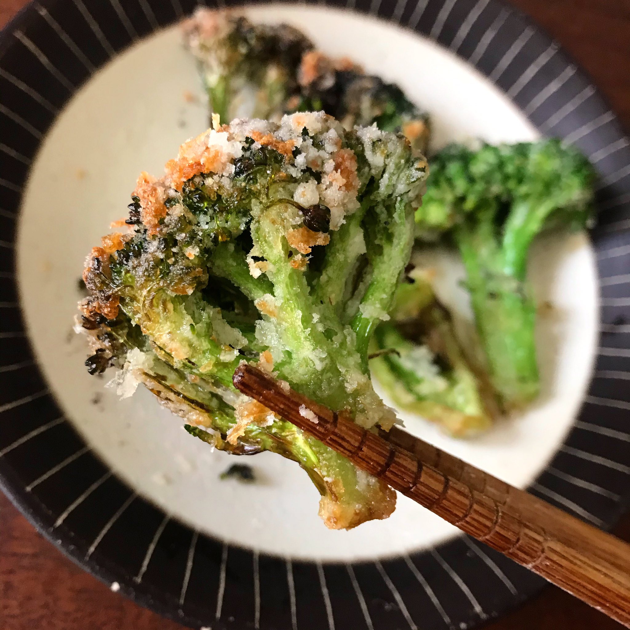 山本ゆり Syunkon レンジは600w 旬のブロッコリー 子どもでも1株いけてしまう食べかたなんですけど 生の ブロッコリー1株を小房に分け 醤油 ゴマ油各小さじ2 を絡め5分ほどおき 片栗粉をまぶし1 2分揚げるだけ 好みで塩胡椒を 下茹で無しでできる