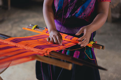 nat_clothing's tweet photo. Traditional #weaving on #backstraploom in #SouthAmerica. This is, most probably, a woman from #Guatemala #handweaving on a simple backstrap loom. Also, you can see the few required tools for such weaving
#weaving_on_backstrap_loom #weavingloom #backstrap_loom_tools #weavingtools https://t.co/B2bQBsjCK0