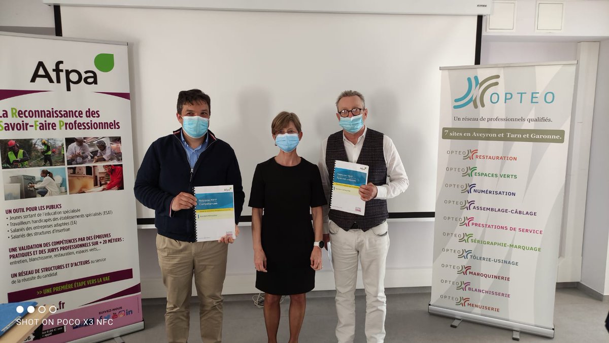 SergeDreyer's tweet photo. Remise des certificats de compétences à Sandrine, Chantal et Mélanie à l'Esat des Dolmens dans l'Aveyron.
Une première dans les métiers de la maroquinerie.
Merci à Fabien Marty pour son accueil.
#RSFP
@Afpa_Occitanie @Afpa_Formation https://t.co/DdaqrZDAt7