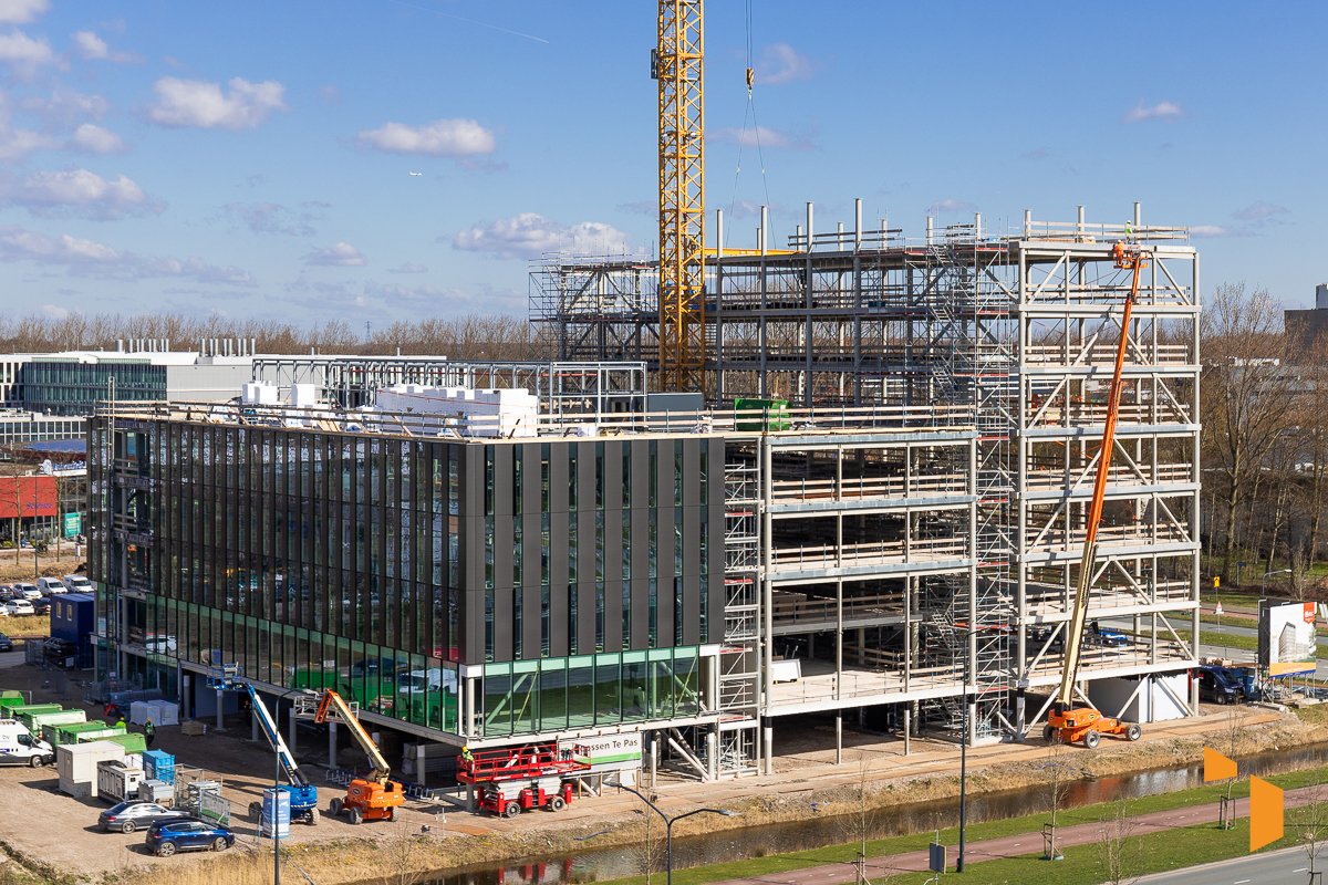 KadansScience's tweet photo. Plus Ultra Leiden is beginning to take shape. In the atrium, the striking staircases are already in place and light is flooding in. It promises to be a special entrance to the building. Surely, many great collaborations will start here! https://t.co/Y1heE8GGDT