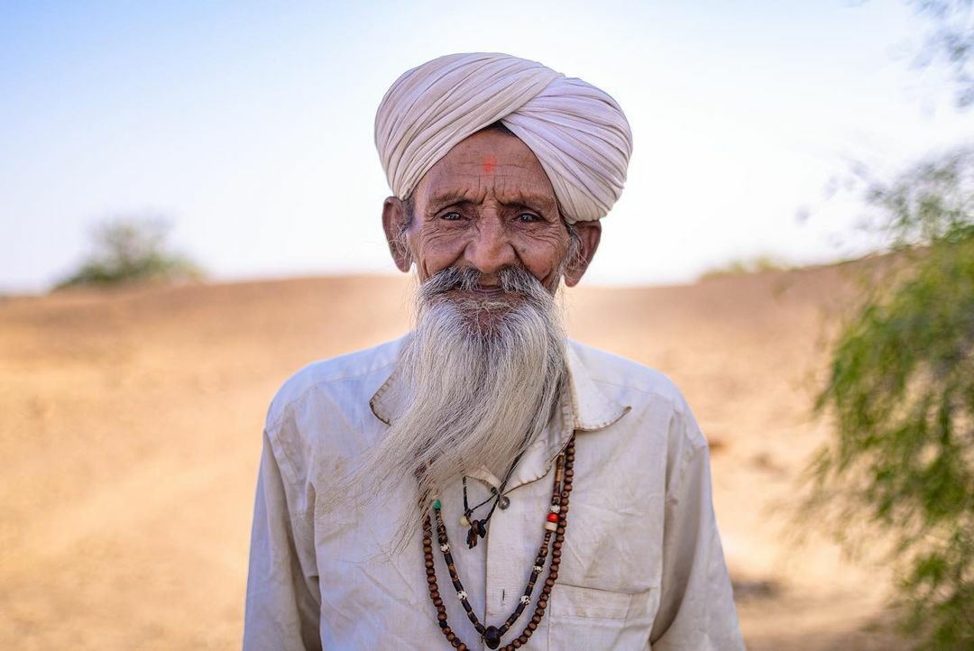 HumansOfBombay's tweet photo. "After 50 years, my Australian ex-girlfriend wrote to me. At 82, I feel like I am 21 again!"
https://t.co/pq3NzaAX0I 

#StoriesFromTheThar #Jaisalmer #Suryagarh #FirstLove #romance #Kuldhara https://t.co/mYznfztEfp