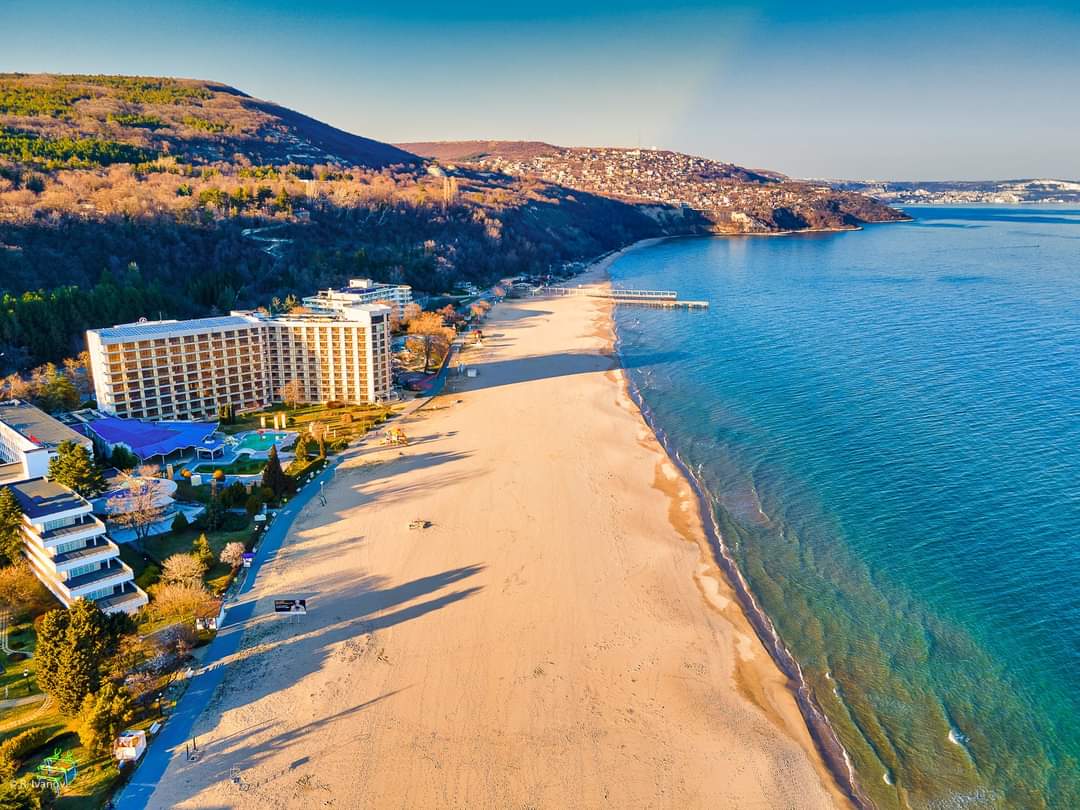 Пясък с цвят на злато и море с цвят като на Карибите. 
Албена.