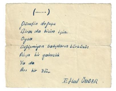 muratkgirgin's tweet photo. Fotoğraftaki adam Efdal Önder. Lisede edebiyat öğretmenimizdi.

Mezuniyet gününe kadar hiç önemsemedim onu. Hiç diyaloğumuz olmadı. Kimseyle özel konuştuğunu da görmedim.

Okulun son günü ders işledi. Tahtaya yazarken, tepki/şaklabanlık yaparak kafasına silgi attılar. ++ https://t.co/HULbXC4KQ0