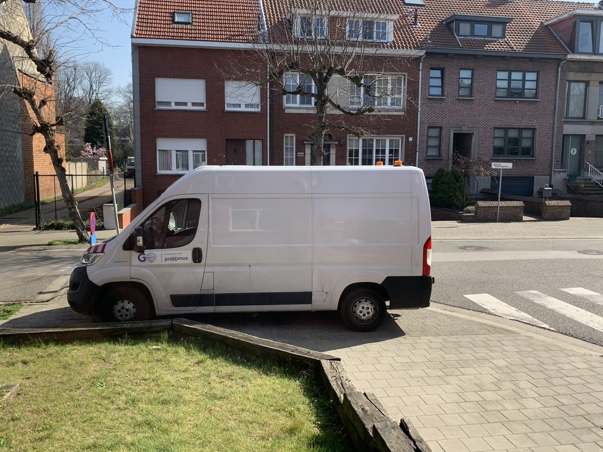 pederdr59's tweet photo. En toen moest er een slechtziende met een begeleidingshond voorbij. @proximus - werkelijk? https://t.co/35G119YShl