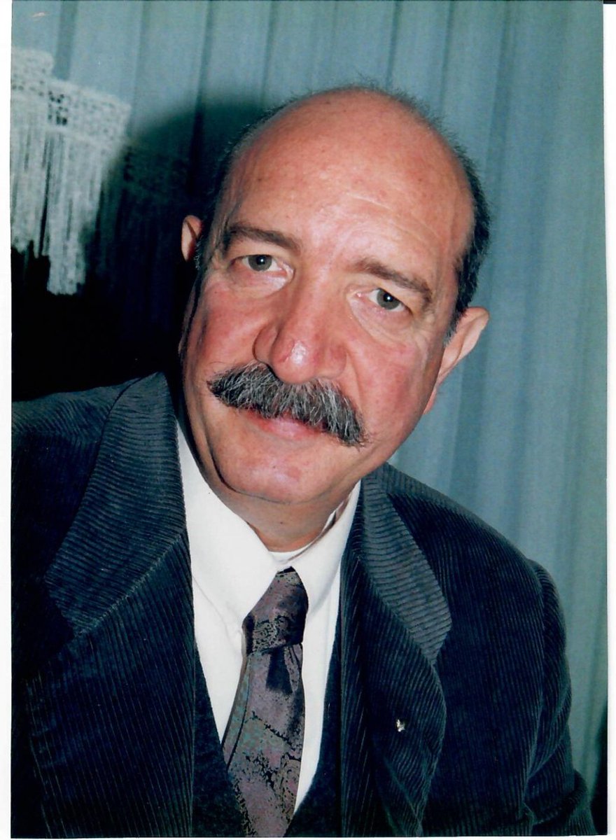 muratkgirgin's tweet photo. Fotoğraftaki adam Efdal Önder. Lisede edebiyat öğretmenimizdi.

Mezuniyet gününe kadar hiç önemsemedim onu. Hiç diyaloğumuz olmadı. Kimseyle özel konuştuğunu da görmedim.

Okulun son günü ders işledi. Tahtaya yazarken, tepki/şaklabanlık yaparak kafasına silgi attılar. ++ https://t.co/HULbXC4KQ0