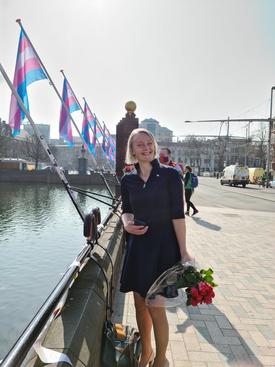 Nu solidariteit actie #hoopbovenhaat bij de hofvijver in Den Haag. We verwelkomen <a href="/LisaGinneken/">Lisa van Ginneken 🏳️‍⚧️</a> in de Tweede kamer en nog andere kamerleden. Kom ook!!