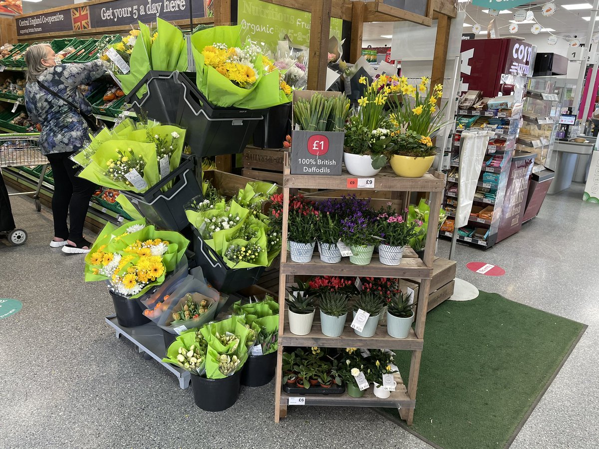 Jen_thompson83's tweet photo. Life in full bloom 🌹. Harrison drive ready for this Easter bank holiday 🐣 @KevinTros1 @JakeSkidmore7 @ben_birdsall @mycoopfood #wirksworth #Easter2021 #flowers #blossom https://t.co/TB7uIfSP2t