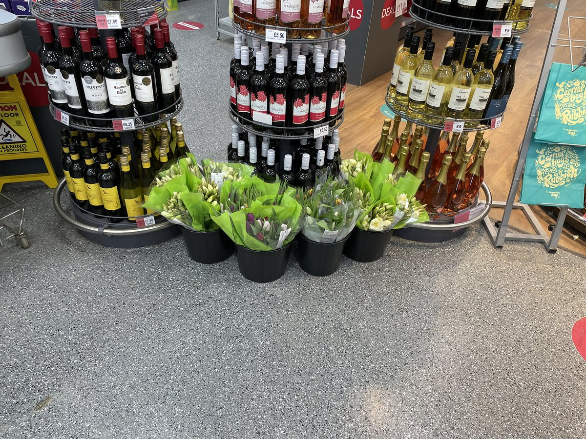 Jen_thompson83's tweet photo. Life in full bloom 🌹. Harrison drive ready for this Easter bank holiday 🐣 @KevinTros1 @JakeSkidmore7 @ben_birdsall @mycoopfood #wirksworth #Easter2021 #flowers #blossom https://t.co/TB7uIfSP2t