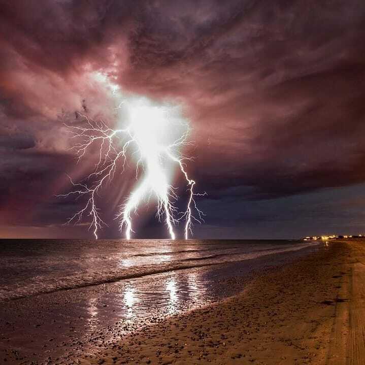 360onHistory's tweet image. Wow this almost looks like an alien creature...but with walking sticks! Taken by January 21, 2018, Sellicks Beach, South Australia by photographer N. Agostini / Source: @setiinstitute /IG

#lightening #lighteningstrike #360onhistory #aliens
#australia #n… instagr.am/p/CNE-KLYAN6M/