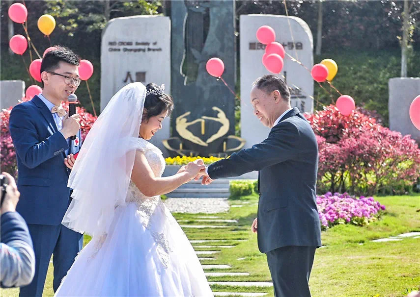 CQAirportCity's tweet photo. Have you ever seen a #wedding held at a #cemetery? Chen Maoxiu, living in Huixing Sub-district, Yubei District, had such a special wedding. The article below will tell you a moving story. https://t.co/soESErALac #Chongqing https://t.co/NtwtdBYOvd