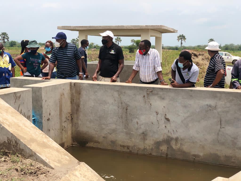 min_waterUg's tweet photo. #MWEworks: Officials from @min_waterUg led by the Commissioner Water for Production Department Engineer Gilbert Kimanzi carried out a final inspection of Mubuku Irrigation Scheme Infrastructure and Facilities in Kasese District. @okidi64 @GovUganda @AfDB_Group @NDFnews @DNasasira https://t.co/zfZnxP34Nr