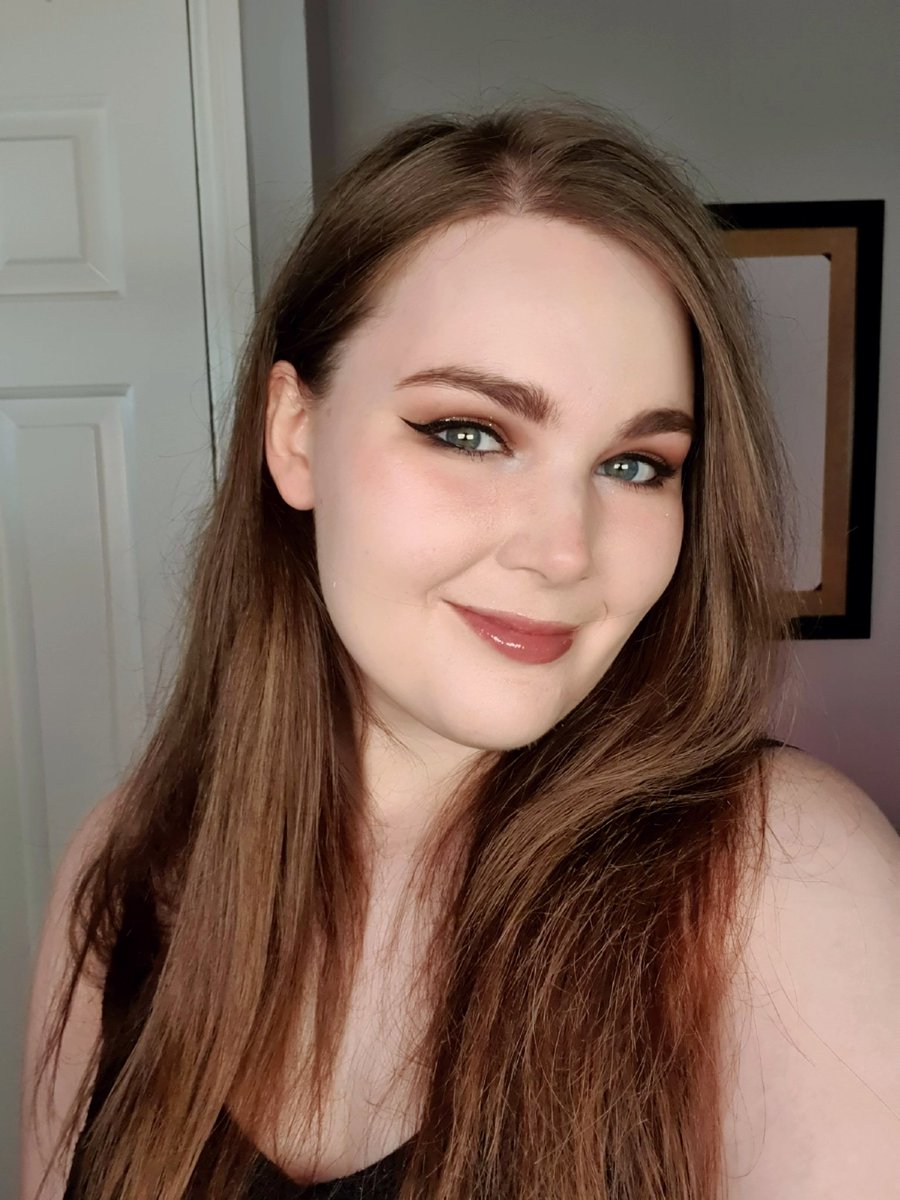zoe_dels's tweet photo. so pumped for today's stream!! Not only am I playing The Last Of Us for the very first time but I also need YOUR help judging the entries to the #ROGReactToSurvive contest! 

join me as we rank some nail-biting gaming clips together, yeah?💕 

#ad

✨https://t.co/jDMP2yU4PU✨ https://t.co/iRqjwi47j5