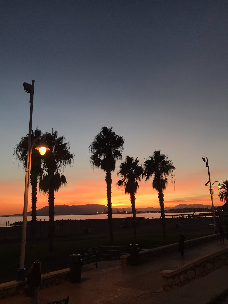 aixopluuc's tweet photo. No se porque aún no había hecho un hilo de lo bonito que es el cielo de Málaga https://t.co/GWiA4yNBFa