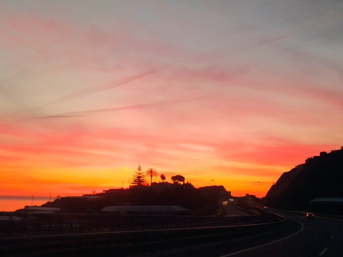 aixopluuc's tweet photo. No se porque aún no había hecho un hilo de lo bonito que es el cielo de Málaga https://t.co/GWiA4yNBFa