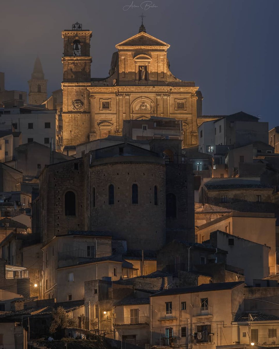 Tonight it looks as lovely as ever watching the lovely village of #Agira in the heart of #Sicily 

#enna #visitsicilyinfo #visitsicily #sicily #sicilia #31Marzo 

📷 An_To