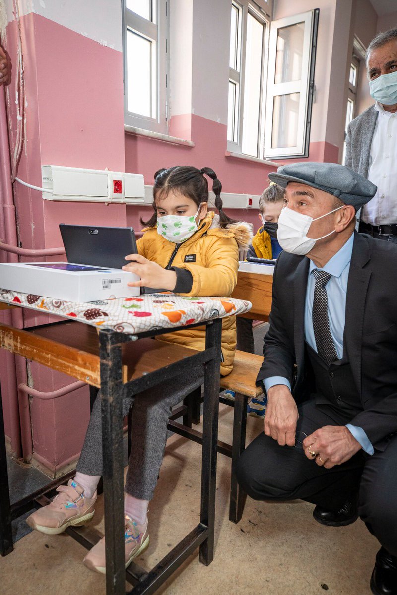 tuncsoyer's tweet photo. Eğitimde fırsat eşitliğine inanıyoruz ve bu doğrultuda faaliyetlerimizi sürdürmeye devam ediyoruz.

Bugün Torbalı'da Toki Mehmet Akif Ersoy İlkokulu'nu ziyaret ettik. Geleceğimizin mimarı olan çocuklarımıza derslerinden geri kalmamaları için tablet desteğinde bulunduk. #BizVarız https://t.co/wCKtvEtgqs