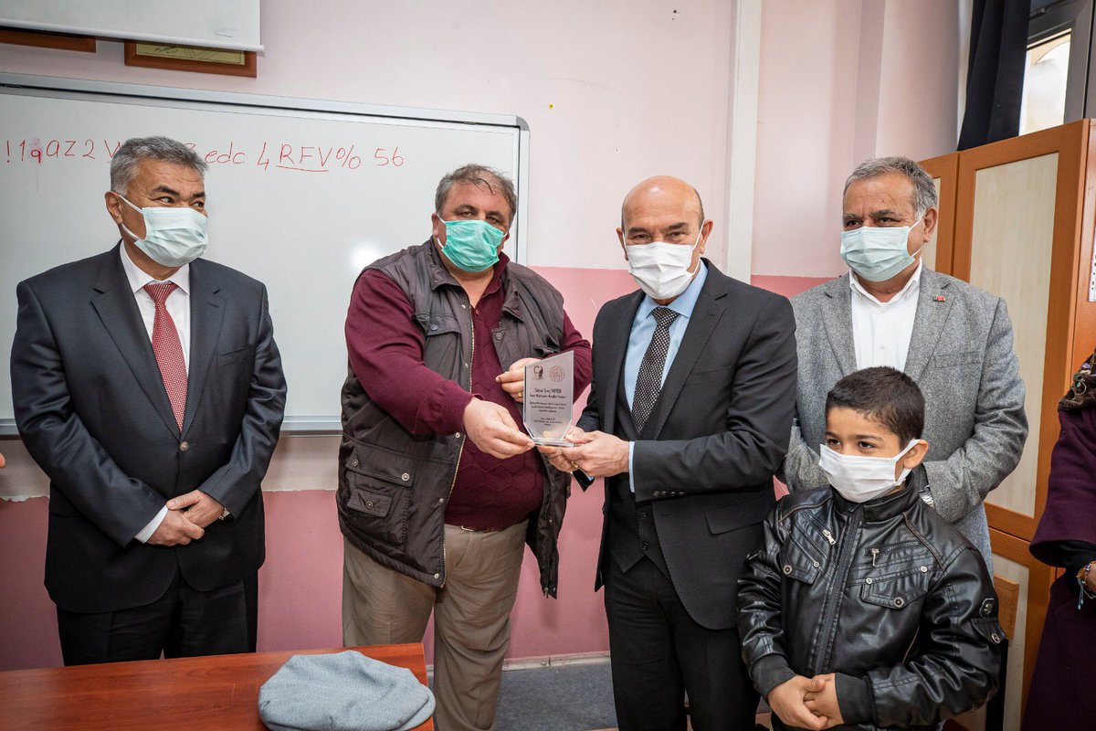 tuncsoyer's tweet photo. Eğitimde fırsat eşitliğine inanıyoruz ve bu doğrultuda faaliyetlerimizi sürdürmeye devam ediyoruz.

Bugün Torbalı'da Toki Mehmet Akif Ersoy İlkokulu'nu ziyaret ettik. Geleceğimizin mimarı olan çocuklarımıza derslerinden geri kalmamaları için tablet desteğinde bulunduk. #BizVarız https://t.co/wCKtvEtgqs