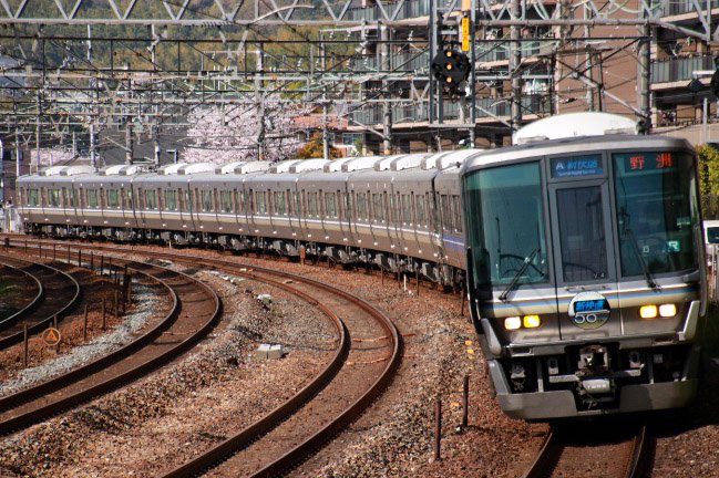 STFmk21's tweet photo. 2021/3/31　山崎ー島本間にて
3424A　新快速2号野洲行き
223系V4編成＋225系I13編成 

HM装着最終日にふさわしい晴れとともに撮影できて満足です😄
撮影されていた方々お疲れさまでした! https://t.co/E2xwhnkXKi