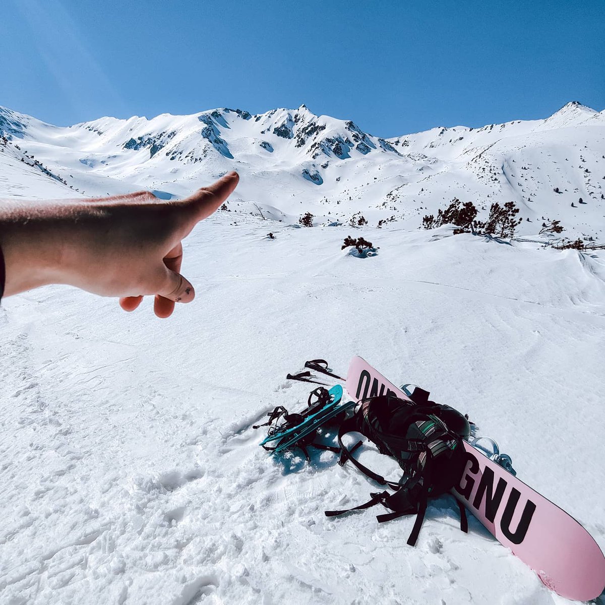 У дома е най-добре ❄️🏔️🏂 С борд на гръб, през Безбог и Стражите в Пирин ❤️ #зиматаесупер #вБанскосеживеедобре