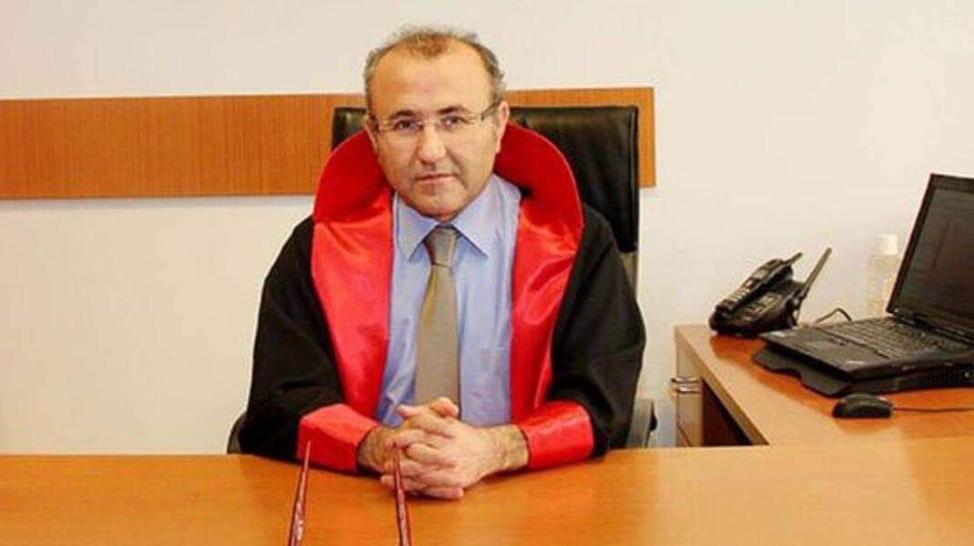 31 Mart 2015'te DHKP-C terör örgütü tarafından makamında şehit edilen Cumhuriyet Savcısı
#MehmetSelimKiraz'ı şehadet yıl dönümünde rahmetle anıyorum. Mekanın cennet olsun güzel insan.