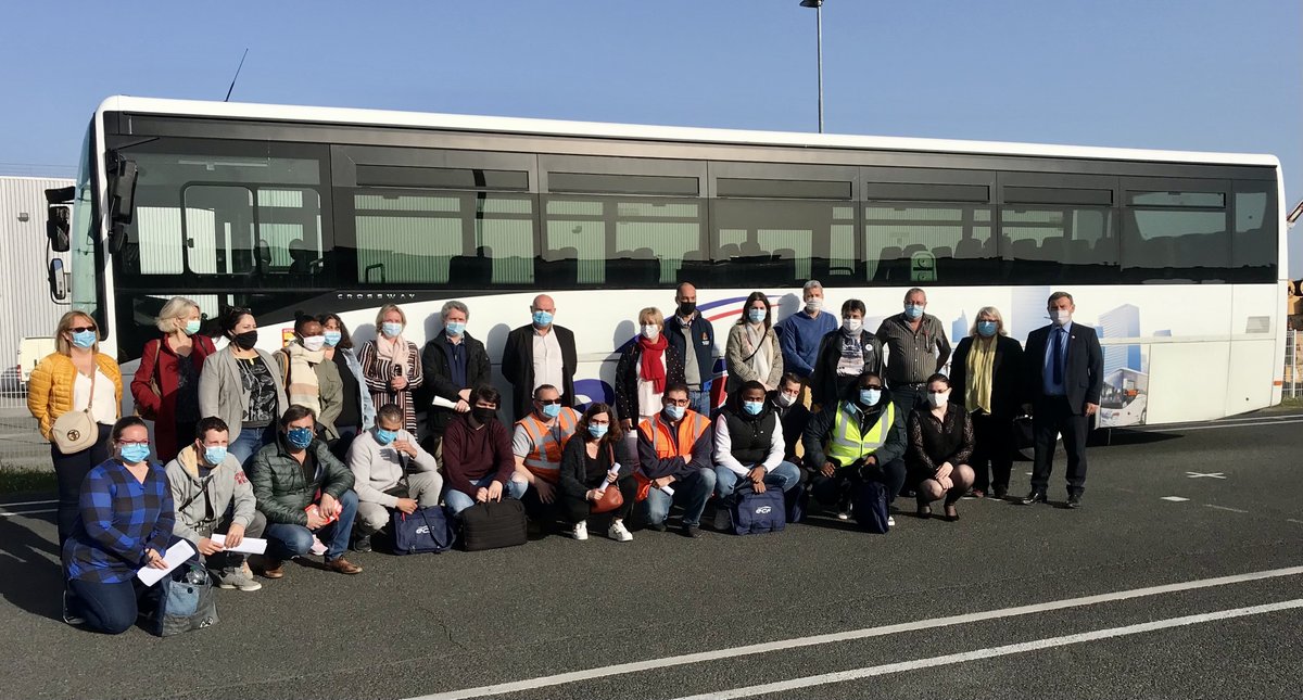 RCValdeLoire's tweet photo. #Emploi 🏢
🖋️ Signature à #NotreDamedOé (37) de la 97e convention DEFI : elle entérine la formation de 18 demandeurs d'emploi (avec une belle mixité F/H) au métier du #transportdevoyageurs 🚍
🔎 sur le DEFI ↙️
https://t.co/p77Dqzu2lO
#FormationInclusive https://t.co/6A0cS0N8Do