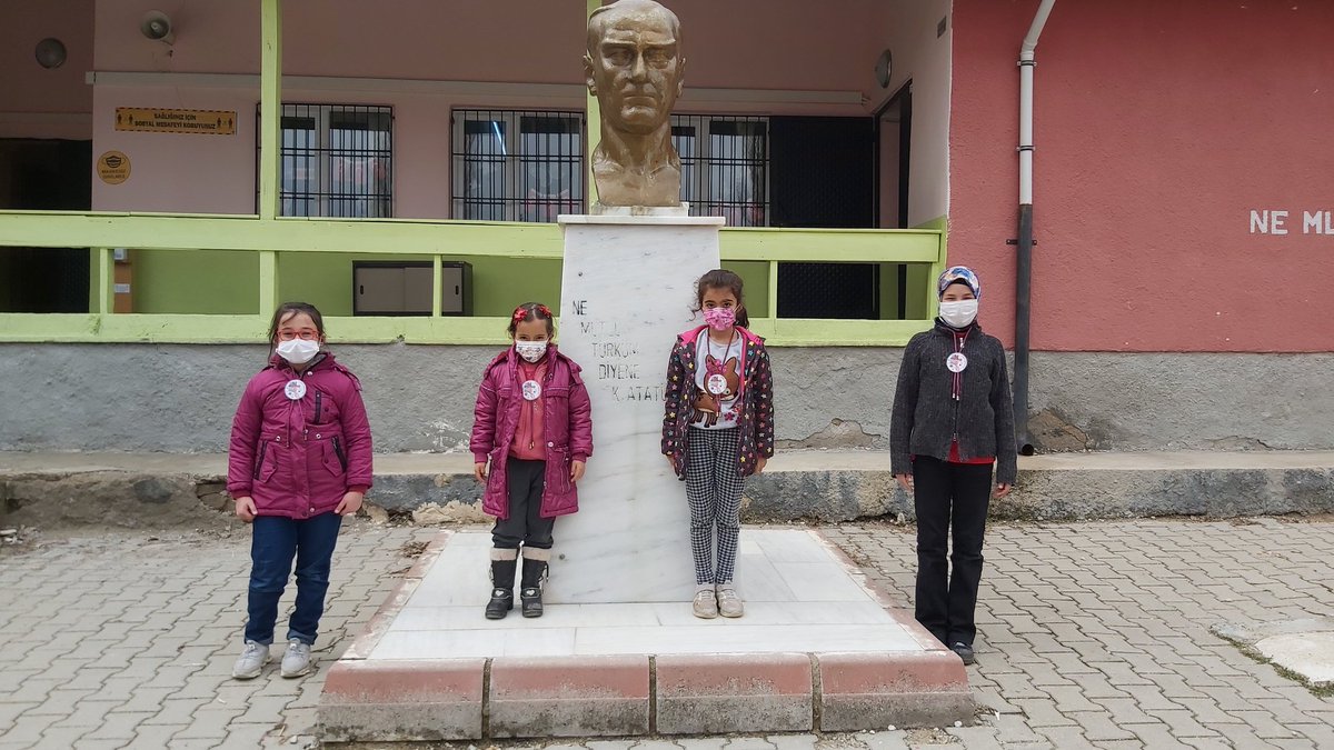 dyerlikayaio's tweet photo. Kualksiz Şehit Doğan Yerlikaya  Ilkokulu Covid-19 Dedektiflerimiz belli oldu.#covid19dedektifleri
@serkan_akpinar5 @TC_kkalevalilik @kirikkalemem @tufekciyusuf @baliseyhkay @baliseyhmem @azizsen0681 @symcngz @teomanagus https://t.co/d80IoNYWOX